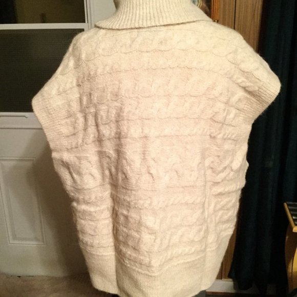 NWT Turtle neck sleeveless cable knit sweater - Picture 5 of 9